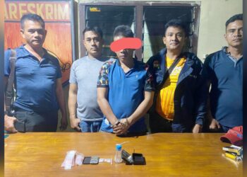 Tersangka Padlin Rahmadi alias Alin dan barang bukti diapit Kapolsek Bosar Maligas IPTU Sonni G. Silalahi SH