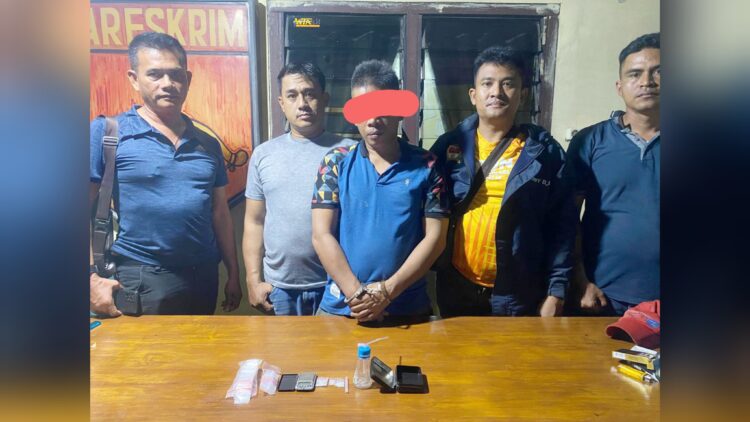 Tersangka Padlin Rahmadi alias Alin dan barang bukti diapit Kapolsek Bosar Maligas IPTU Sonni G. Silalahi SH