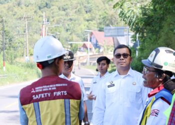 Pjs Bupati Toba, Dr. Agustinus Panjaitan saat tinjau lokasi titik rawan kecelakaan di Jangga Dolok