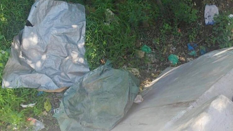 Penemuan mayat wanita dalam spreai terbungkus dalam tas di Jalan Jamin Ginting menuju Brastagi, tepatnya di Desa Daulu / Dusun 3 / Hutan Raya Bukit Barisan (Tahura), Kabupaten Karo. (Foto Ist)