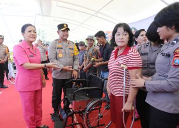 Kapolda Sumut, Irjen Pol Whisnu Hermawan F, S.I.K., M.H., bersama Ketua Umum Bhayangkari Sumut, Nyonya Mona Whisnu Hermawan menghadiri kegiatan Bakti Sosial dan Bakti Kesehatan