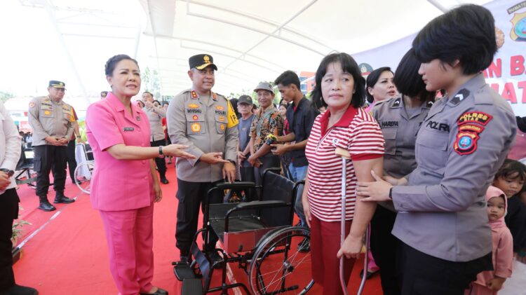 Kapolda Sumut, Irjen Pol Whisnu Hermawan F, S.I.K., M.H., bersama Ketua Umum Bhayangkari Sumut, Nyonya Mona Whisnu Hermawan menghadiri kegiatan Bakti Sosial dan Bakti Kesehatan