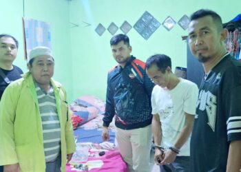 Tersangka Misnan saat ditangkap Kanit 1 IPDA Sugeng Supratman SH dan Kanit 2 IPDA Froom Pimpa Siahaan SH