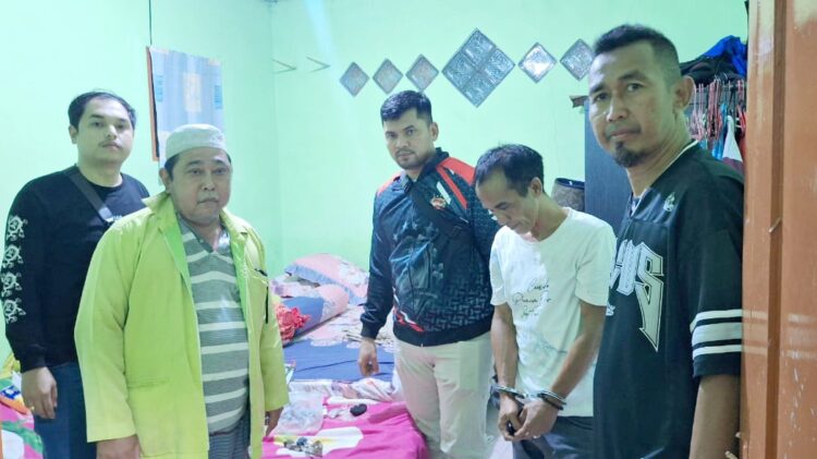 Tersangka Misnan saat ditangkap Kanit 1 IPDA Sugeng Supratman SH dan Kanit 2 IPDA Froom Pimpa Siahaan SH