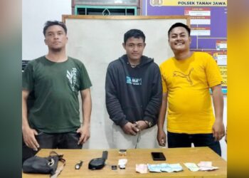 Tersangka Legino Rafles Sianturi beserta barang bukti saat diamankan di Polseķ Tanah Jawa
