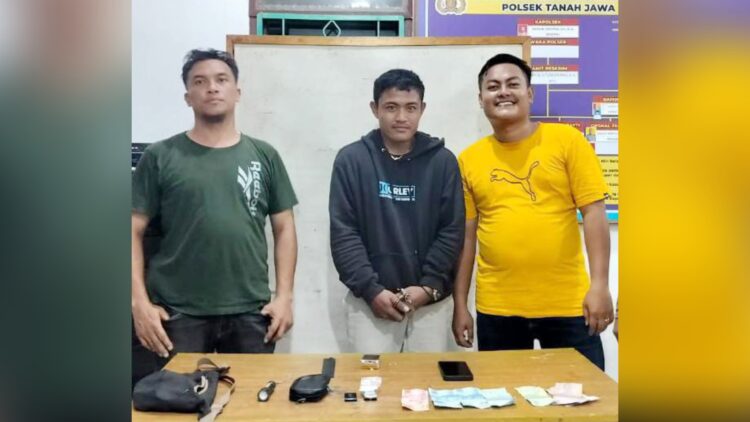 Tersangka Legino Rafles Sianturi beserta barang bukti saat diamankan di Polseķ Tanah Jawa