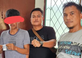 Tersangka Prabowo alias Topel beserta barang bukti saat diamankan di Polseķ Tanah Jawa