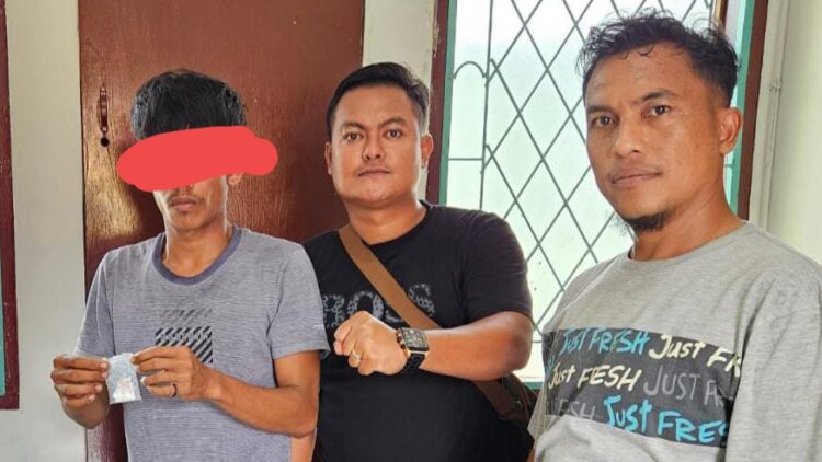 Tersangka Prabowo alias Topel beserta barang bukti saat diamankan di Polseķ Tanah Jawa