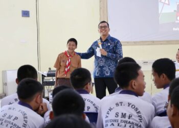 Pjs Bupati Toba, Dr. Agustinus Panjaitan sosialisasi keselamatan berlalu lintas di Aula Santo Ephraem, Sekolah Swasta Bintang Timur Balige