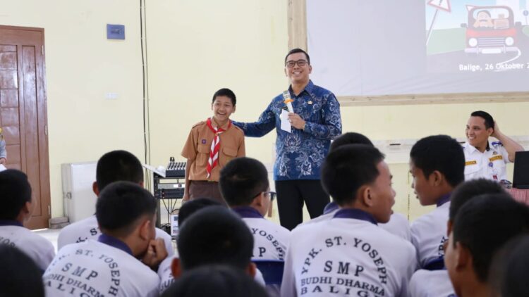 Pjs Bupati Toba, Dr. Agustinus Panjaitan sosialisasi keselamatan berlalu lintas di Aula Santo Ephraem, Sekolah Swasta Bintang Timur Balige