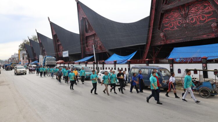 Ribuan Orang Semarakkan Toba Fun Walk di Balige