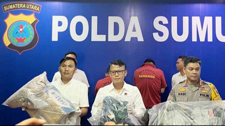 Dir Reskrimum Polda Sumut, Kombes Pol Sumaryono, S.H., S.I.K., M.H bersama Kabid Humas Kombes Pol Hadi Wahyudi saat tunjukan barang bukti