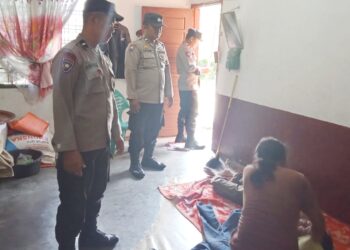 Personil Polsek Sianțar Marihat saat cek TKP di rumah korban
