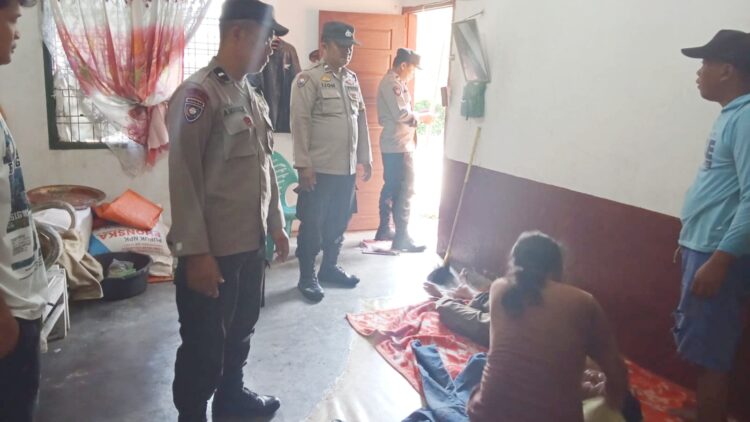Personil Polsek Sianțar Marihat saat cek TKP di rumah korban