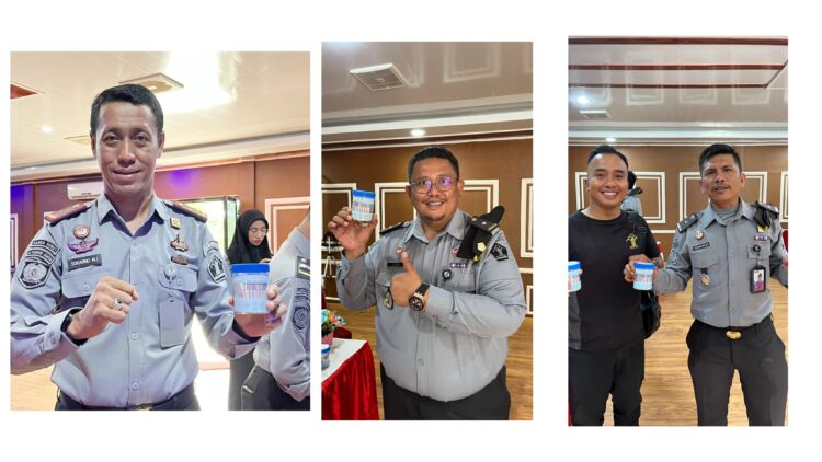 Kalapas Kelas IIA Pematang Siantar, Sukarno Ali bersama pegawai tunjukan hasil Test Urine negatif