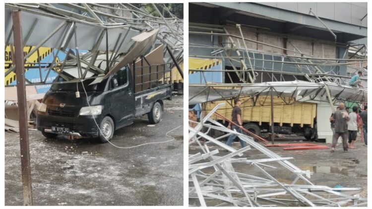 Kanovi Suzuya Mereka Mall yang roboh menimpa truk warna kuning BK 8935 NE dan mobil pick up Grand Max BK 8175 FG sedang parkir dibawahnya.