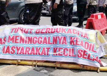 Warga Selambo berunjuk rasa di Polda Sumut dengan membawa peti mati. (Foto Ist)