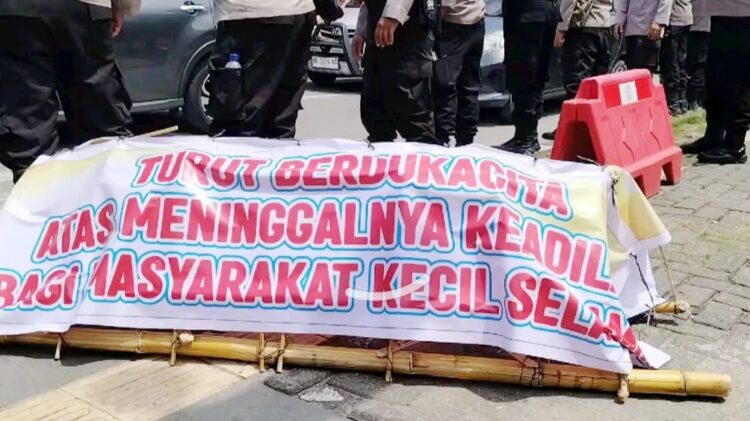 Warga Selambo berunjuk rasa di Polda Sumut dengan membawa peti mati. (Foto Ist)