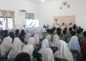 Kepala Bappeda Tebingtinggi, Erwin Suheri Damanik didampingi Kepala Sekolah, Syahrial Helmi Lubis dan Hendi dari BNN Kota Tebing Tinggi memberikan motivasi kepada pelajar siswa/i kelas 12 SMA 2.