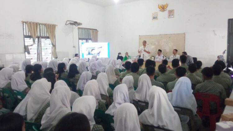 Kepala Bappeda Tebingtinggi, Erwin Suheri Damanik didampingi Kepala Sekolah, Syahrial Helmi Lubis dan Hendi dari BNN Kota Tebing Tinggi memberikan motivasi kepada pelajar siswa/i kelas 12 SMA 2.