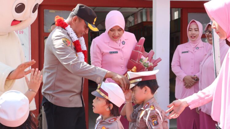 Kapolres Tanjung Balai AKBP Yon Edi Winara SH, SIK, MH selaku Penasehat Yayasan dampingi Ketua Pengurus Yayasan Ny. Kiki Yon Edi kunjungan kerja di TK Kemala Bhayangkari 09 Tanjung balai