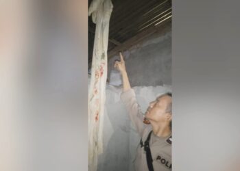 Personil Polseķ Sianțar Martoba menunjukan lokasi korban gantung diri