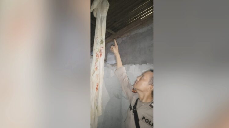 Personil Polseķ Sianțar Martoba menunjukan lokasi korban gantung diri