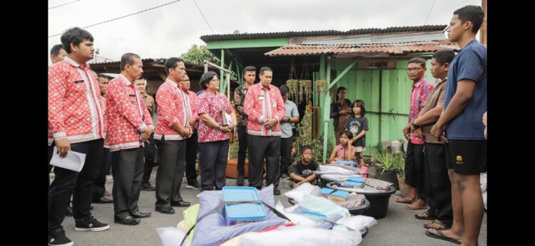 Pjs Walikota Siantar Drs Matheos Tan MM menyerahkan bantuan kepada para korban rumah