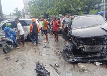 Kecelakaan mobil di Jalan Simpang Krakatau Medan. (Foto Ist)