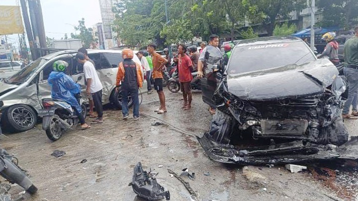 Kecelakaan mobil di Jalan Simpang Krakatau Medan. (Foto Ist)