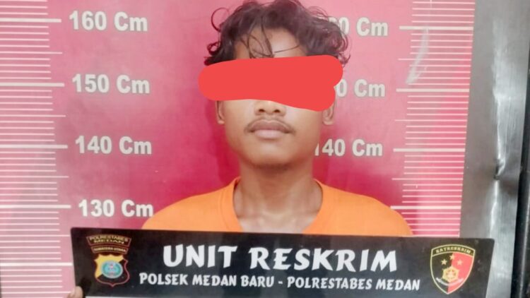 Pelaku curanmor yang diringkus personil Polsek Medan Baru. (Foto Ist)
