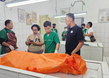 Kapolsek Tanah Jawa Kompol Asmon Bufitra SH. MH saat melihat kondisi jenajah korban Sahat Sinaga diruangan jenajah RSUD dr Djasamen Saragih Kota Siantar.