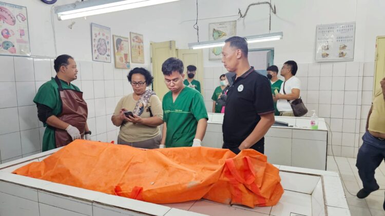 Kapolsek Tanah Jawa Kompol Asmon Bufitra SH. MH saat melihat kondisi jenajah korban Sahat Sinaga diruangan jenajah RSUD dr Djasamen Saragih Kota Siantar.