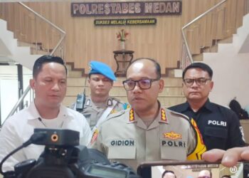 Kapolrestabes Medan, Kombes Pol Gidion Arif Setyawan didampinggi Kasat Reskrim Polrestabes Medan Kompol Jama Purba memberikan keterangan kepada wartawan terkait judi online. (Foto Ist)