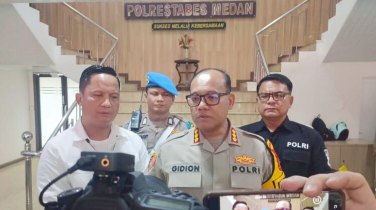 Kapolrestabes Medan, Kombes Pol Gidion Arif Setyawan didampinggi Kasat Reskrim Polrestabes Medan Kompol Jama Purba memberikan keterangan kepada wartawan terkait judi online. (Foto Ist)