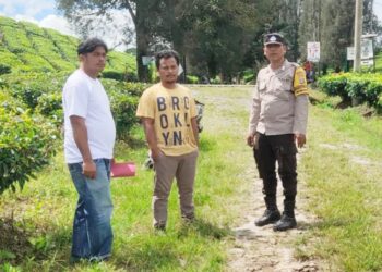 TS diduga pelaku Pungli di Kebun Teh Sidamanik saat diamankan personil Polseķ Sidamanik