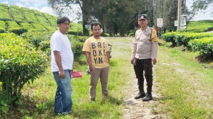 TS diduga pelaku Pungli di Kebun Teh Sidamanik saat diamankan personil Polseķ Sidamanik