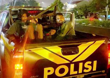 Dua pelaku pencuri besi penopang air yang ditangkap polisi. (Foto Ist)