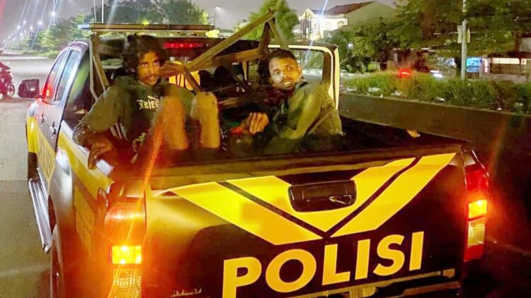 Dua pelaku pencuri besi penopang air yang ditangkap polisi. (Foto Ist)