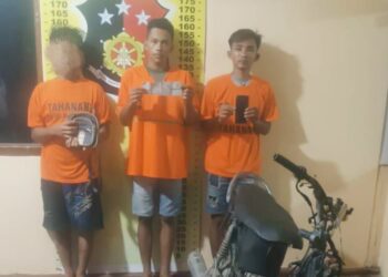Ketiga pelaku Curat beserta barang bukti