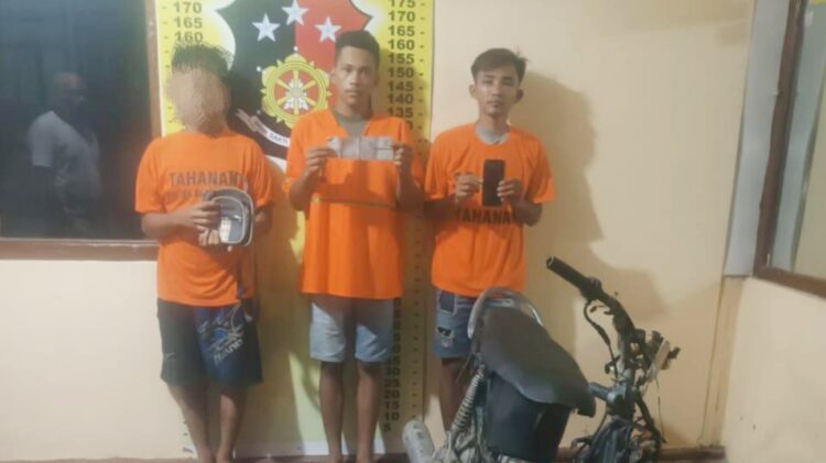 Ketiga pelaku Curat beserta barang bukti
