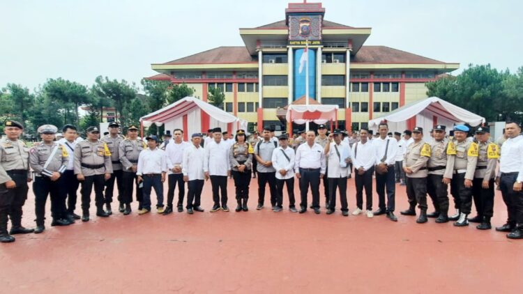 Kasat Binmas Polres Siantar AKP Jahron Sinaga, SH bersama sejumlah personil hadiri Apel Besar Polisi RW dan Satkamling
