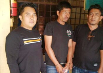 pelaku Lidos Girsang diapit Tim Opsnal Unit Jahtanras Polres Simalungun
