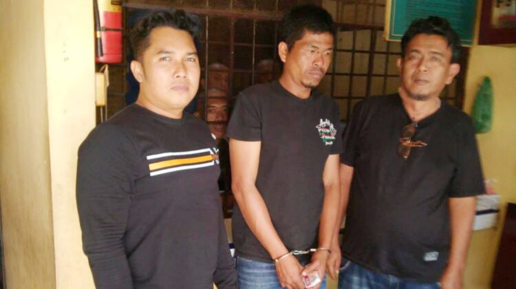 pelaku Lidos Girsang diapit Tim Opsnal Unit Jahtanras Polres Simalungun