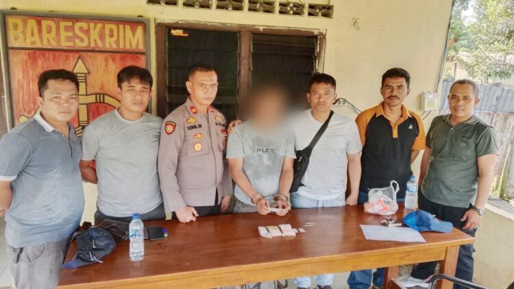 Kapolsek Bosar Maligas IPTU Sonni G. Silalahi SH dan anggota mengapit Tersangka RS beserta barang bukti