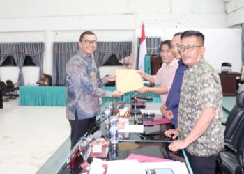 Pjs Bupati Toba, Dr. Agustinus Panjaitan, menyampaikan nota jawaban terkait Ranperda APBD Kabupaten Toba Tahun Anggaran 2025 dalam Sidang Paripurna DPRD Toba