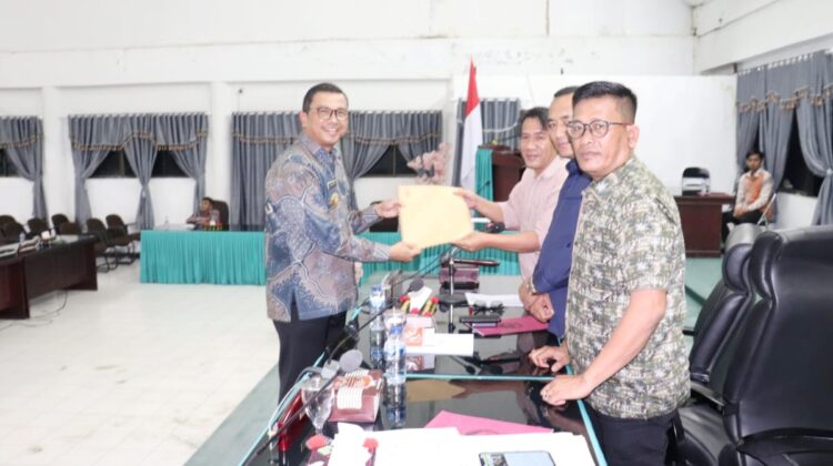Pjs Bupati Toba, Dr. Agustinus Panjaitan, menyampaikan nota jawaban terkait Ranperda APBD Kabupaten Toba Tahun Anggaran 2025 dalam Sidang Paripurna DPRD Toba
