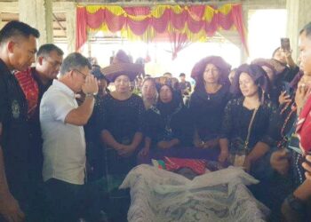 Pangdam I/ BB Letjen Mochammad Hasan saat melayat korban penyerangan prajurit TNI dari Batalyon Armed 2/105 Kilap Sumagan. (Foto Ist)