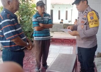 Personil Polseķ Sianțar Selatan saat olah TKP di rumah korban Cornelius Jasiman Saragi