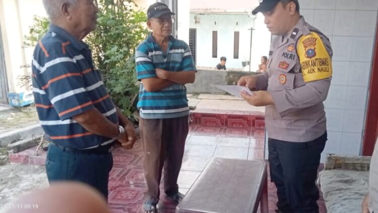 Personil Polseķ Sianțar Selatan saat olah TKP di rumah korban Cornelius Jasiman Saragi
